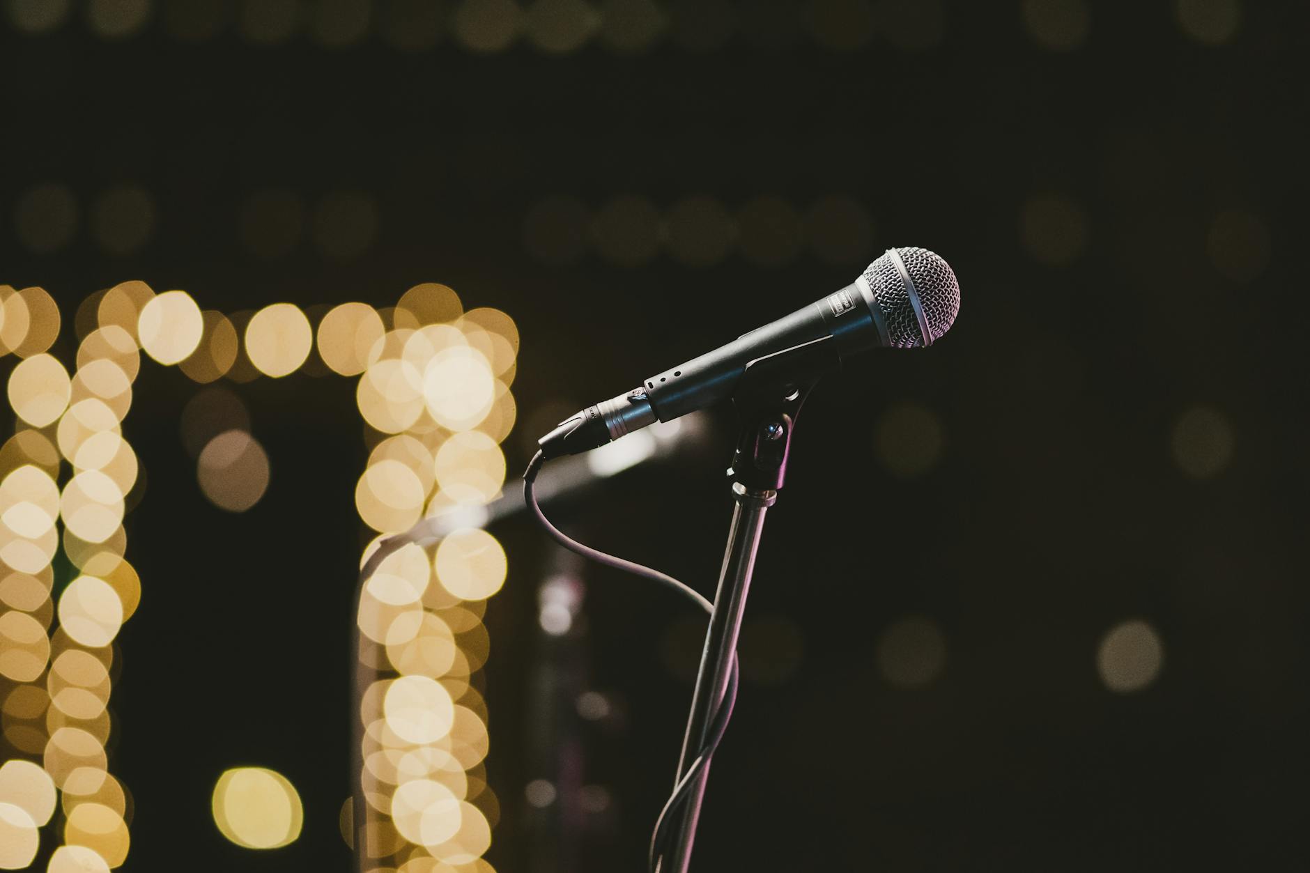 selective focus photography of microphone on microphone stand